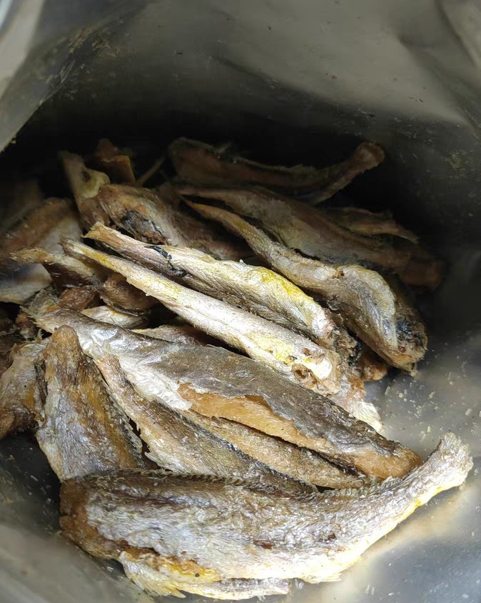 沿海地区的人民，海味小零食还是很喜欢吃的，小黄鱼就是很适合的