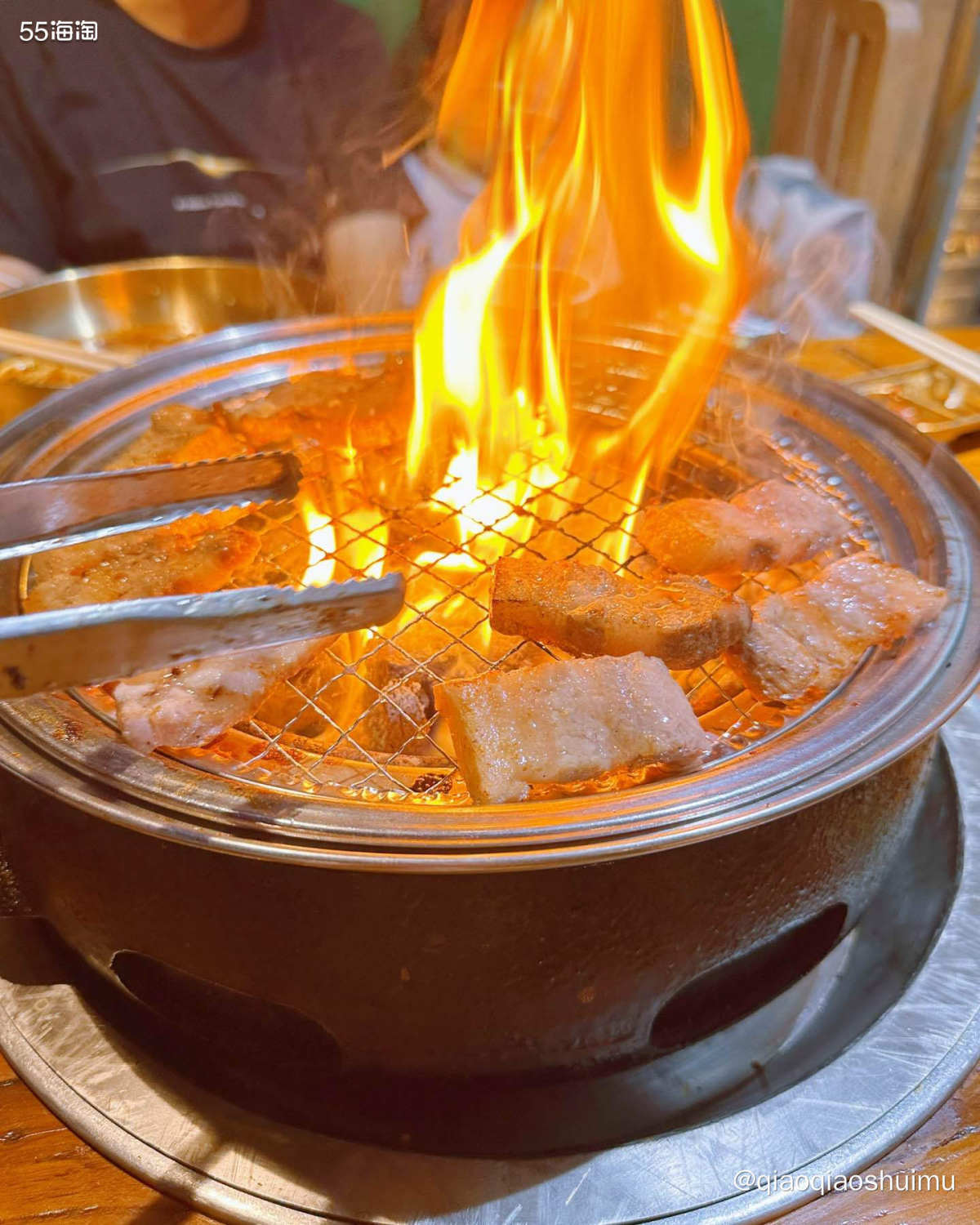 今天下了一整天雨，在家待得发懵，晚饭出去吃吧，顺便放放风。 