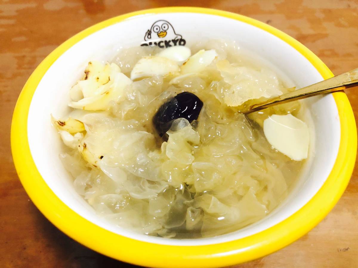 搬砖回来百合银耳汤好吃还营养，不怕晚上饿肚子啦！这个超级好做