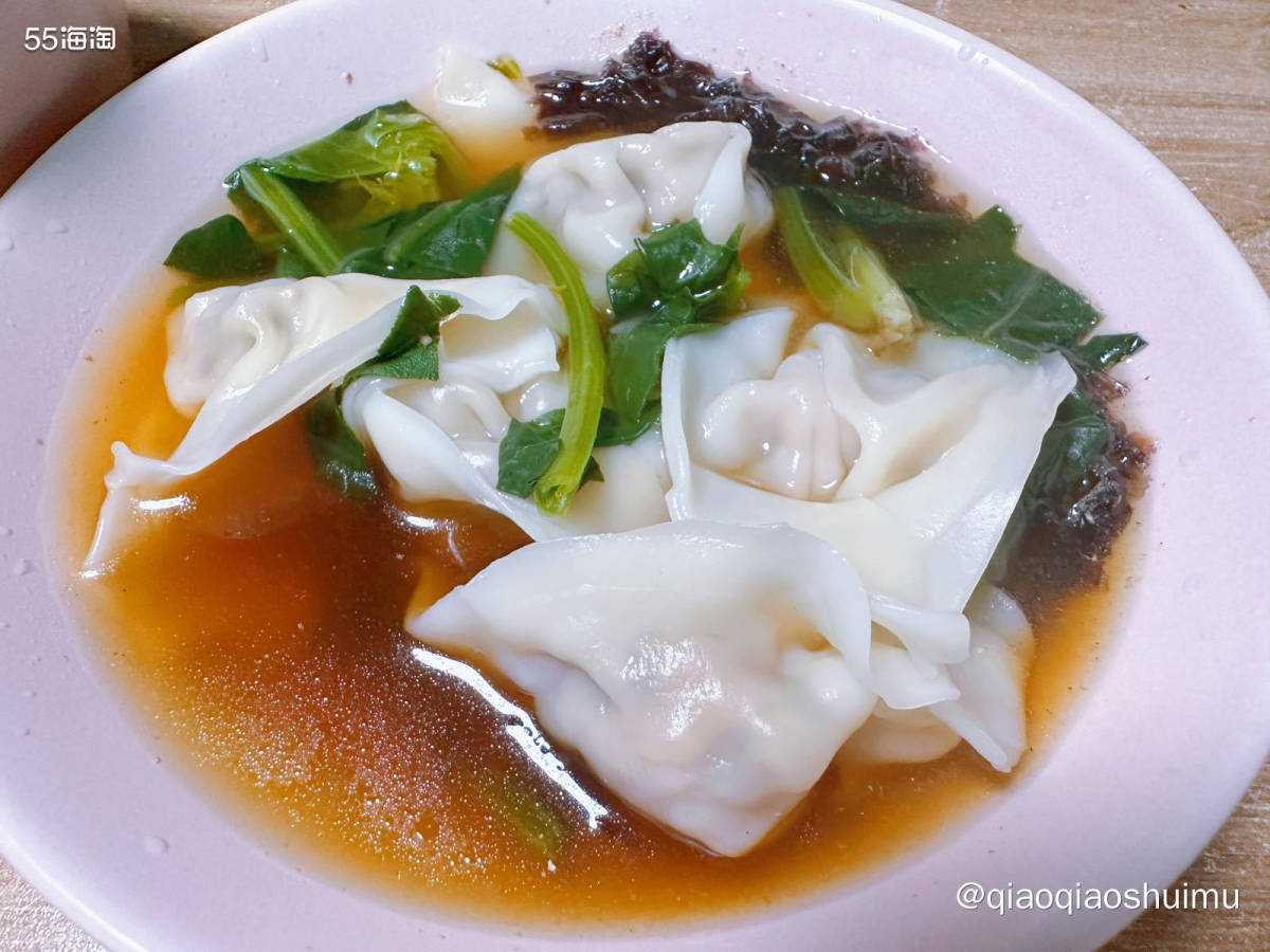 昨晚妈妈拌了肉馅儿，晚饭后给我包了一盘儿馄饨当早餐，世上只有