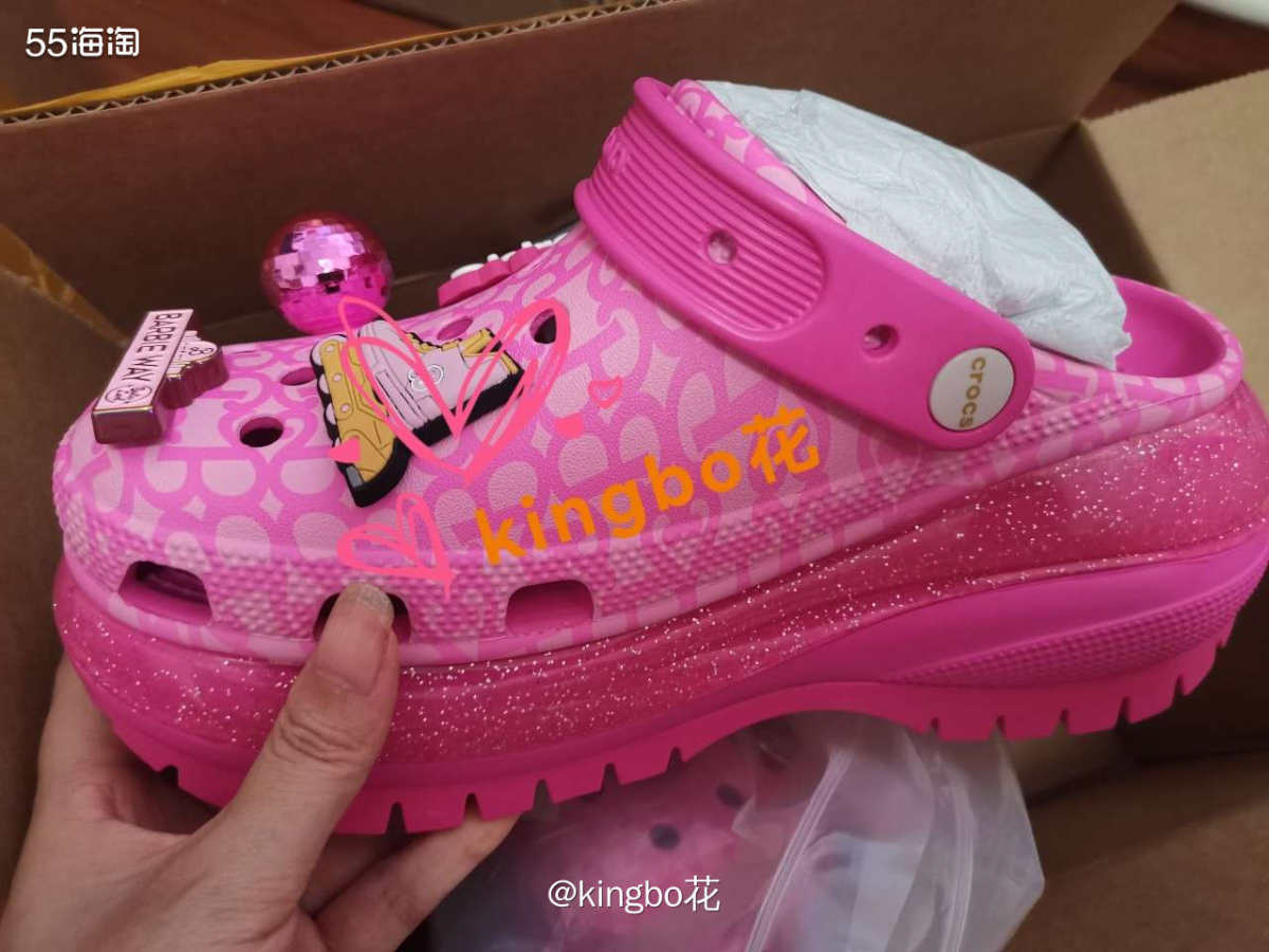 海淘卡骆驰洞洞鞋开箱咯！芭比联名款真的闪瞎眼！  前几天高烧