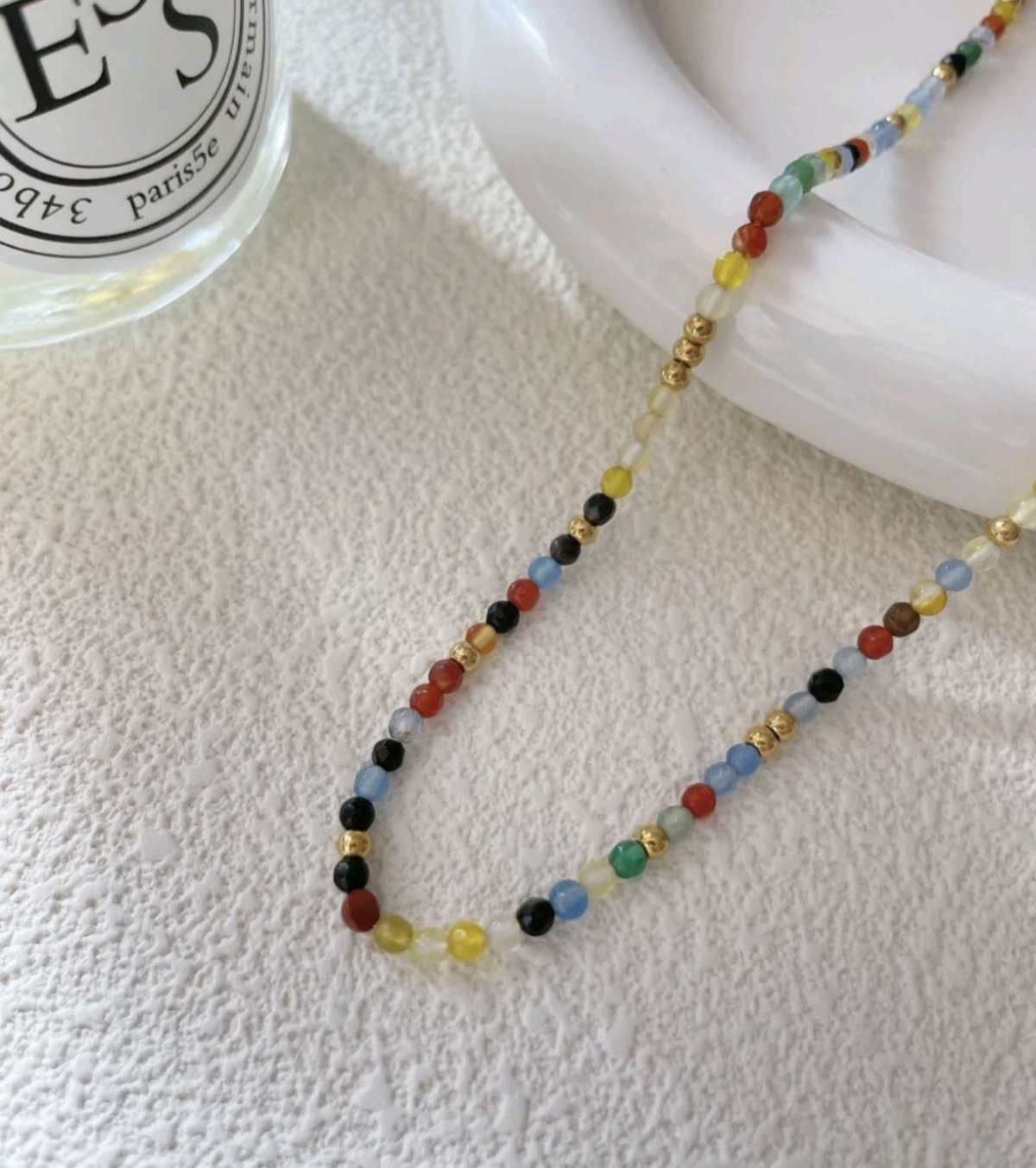 说起夏日多巴胺搭配，怎么可以少了饰品呢，五颜六色的饰品也能搭