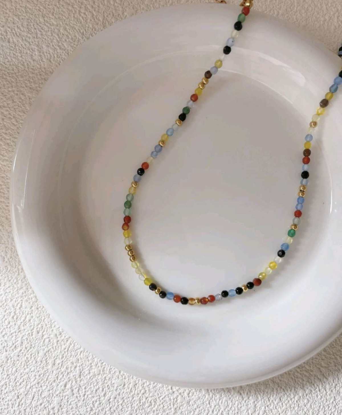 说起夏日多巴胺搭配，怎么可以少了饰品呢，五颜六色的饰品也能搭