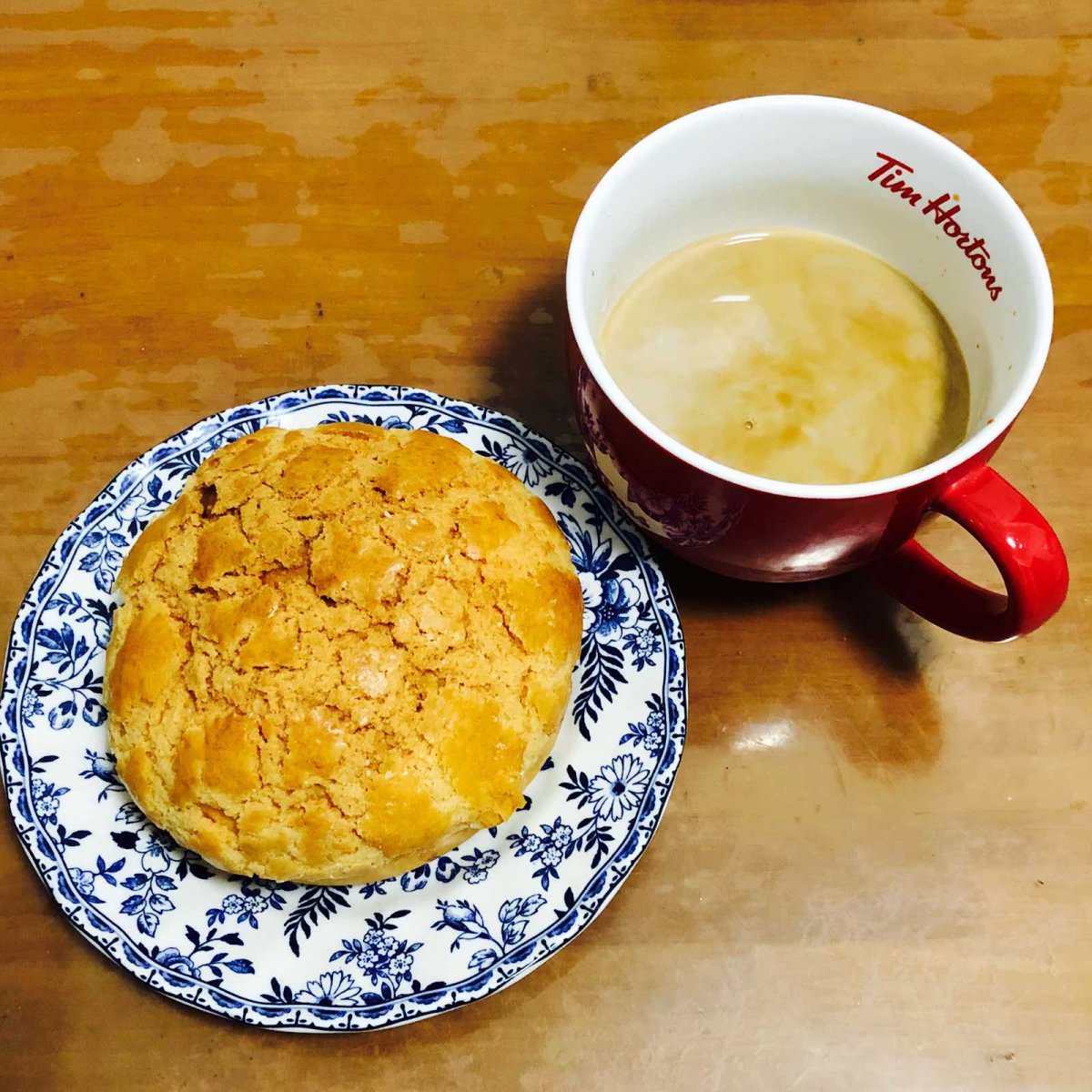 昨天翠华餐厅买了四个菠萝包同事都要分了两个，另外两个和麻麻早