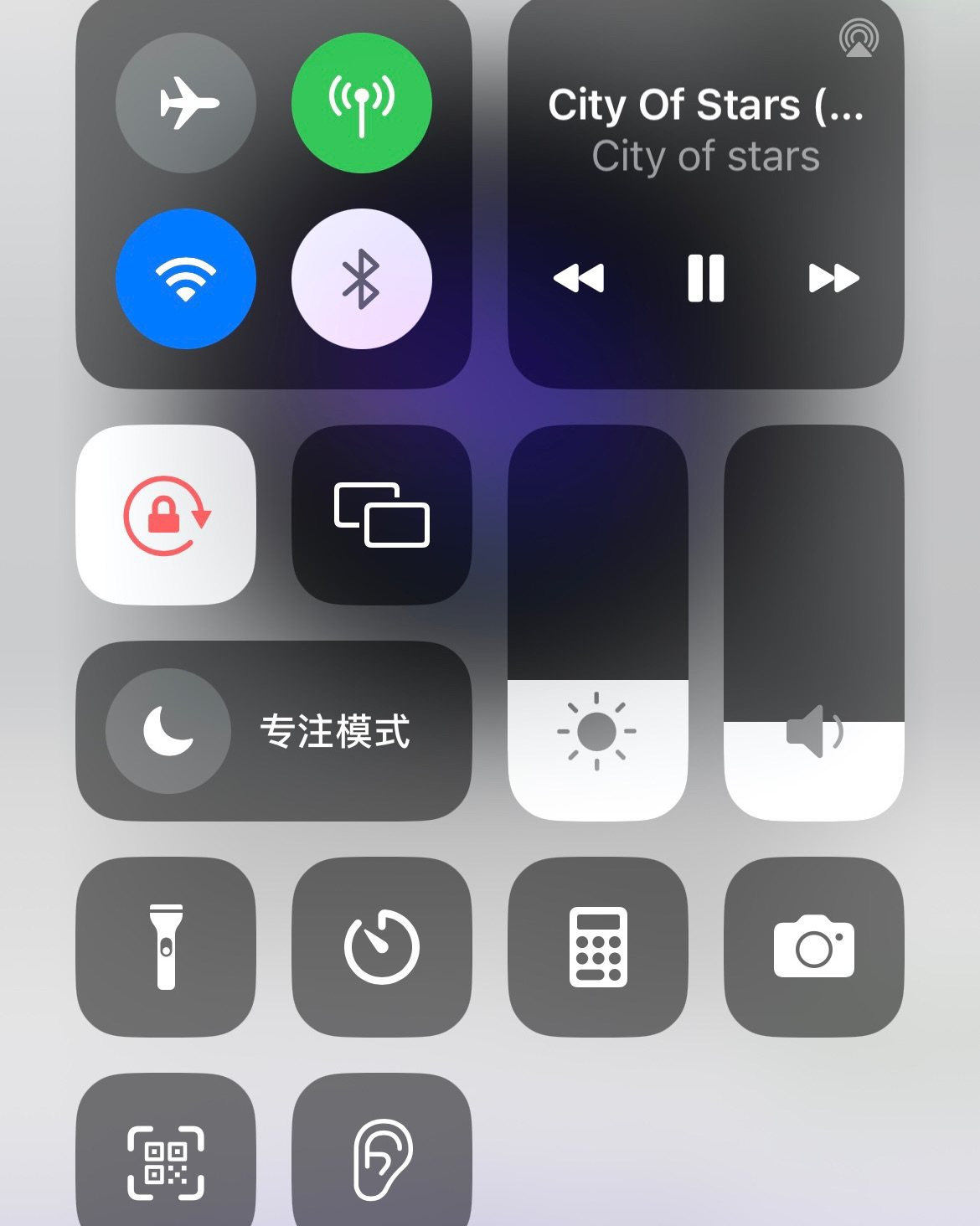 相信很多小伙伴从来没用过iPhone的听觉功能，甚至不知道吧