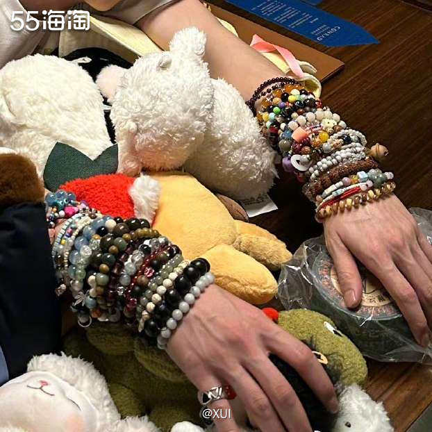 很多人日常可能不太敢直接穿五颜六色的衣服，或者场合问题所以家