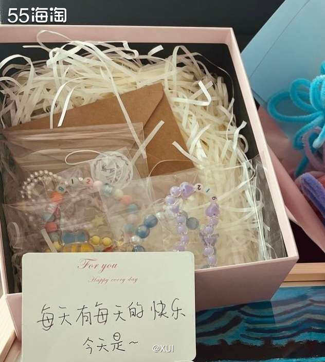 很多人日常可能不太敢直接穿五颜六色的衣服，或者场合问题所以家