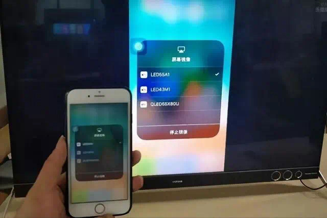 iPhone上有一个自带的“屏幕镜像”功能，可以搭配其他投屏