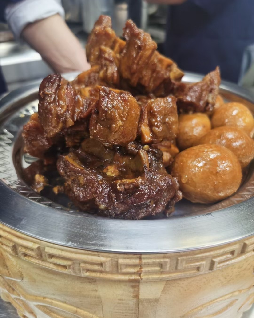 作为一个土生土长的内蒙古人。分享美食的话。那自然是内蒙古的羊