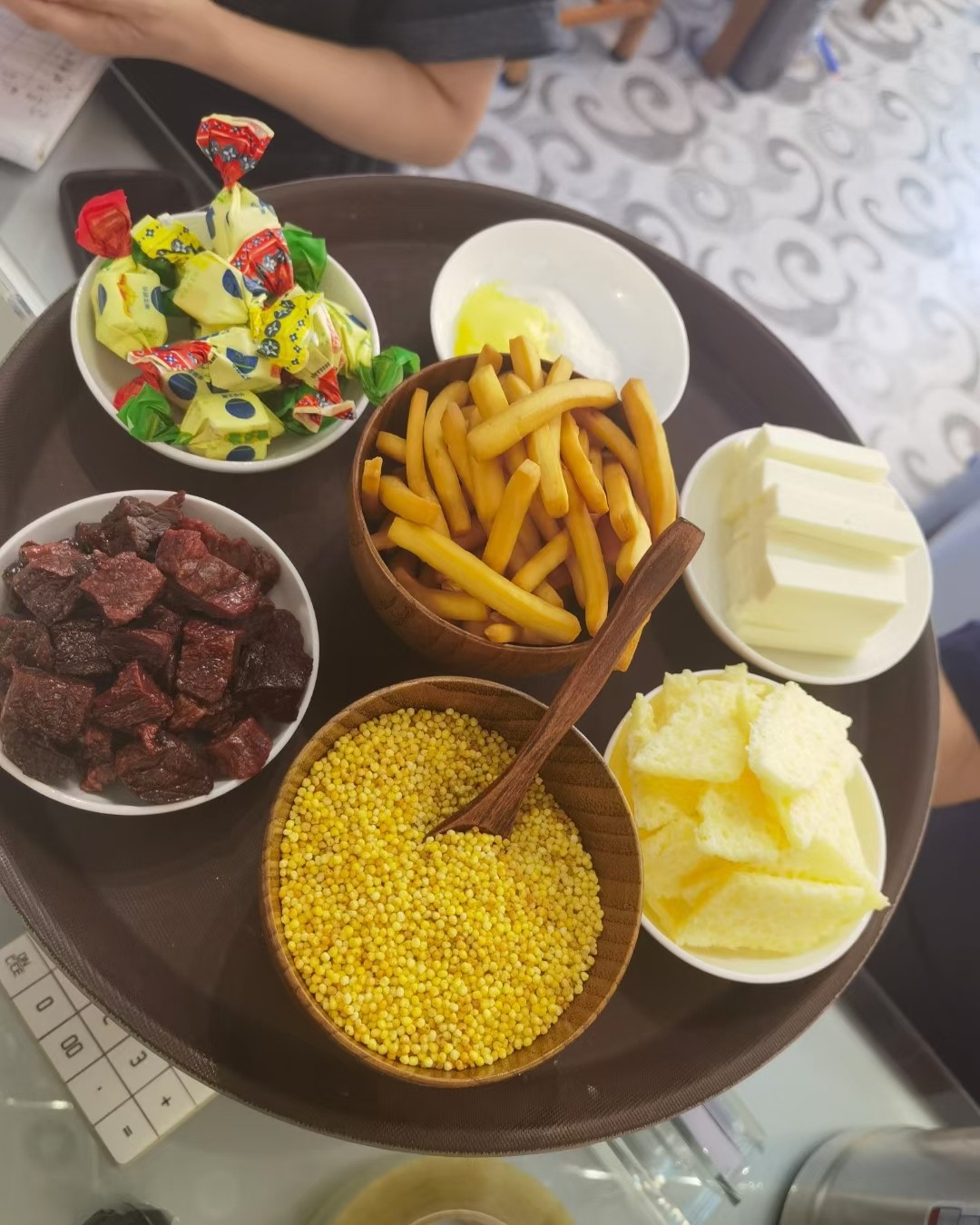 作为一个土生土长的内蒙古人。分享美食的话。那自然是内蒙古的羊