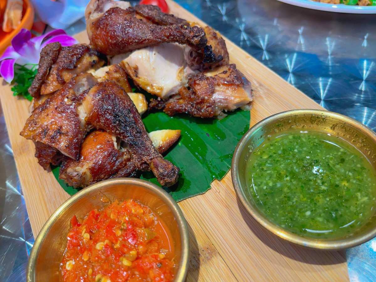 🍻小区附近的商场里开了一家泰国餐厅，听朋友们说味道很不错，