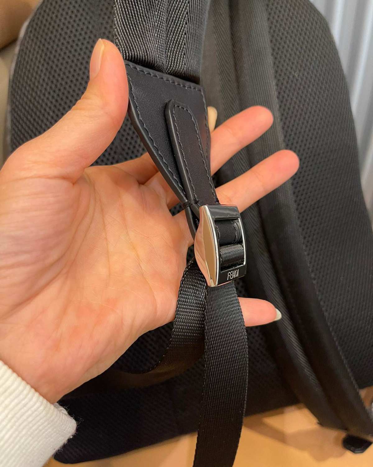 Fendi大号正面口袋背包。背面采用透气高科技网面布料，肩带
