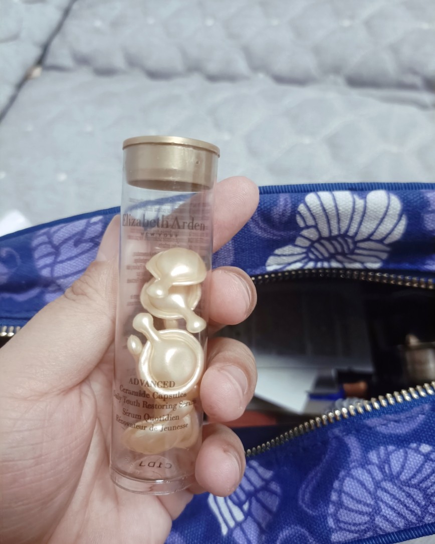 每次带女儿回老家都要带护肤品和化妆品，我会把平常海淘的一些中