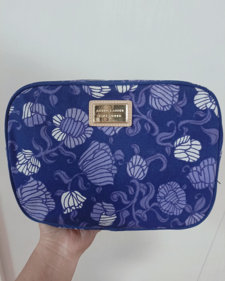 每次带女儿回老家都要带护肤品和化妆品，我会把平常海淘的一些中