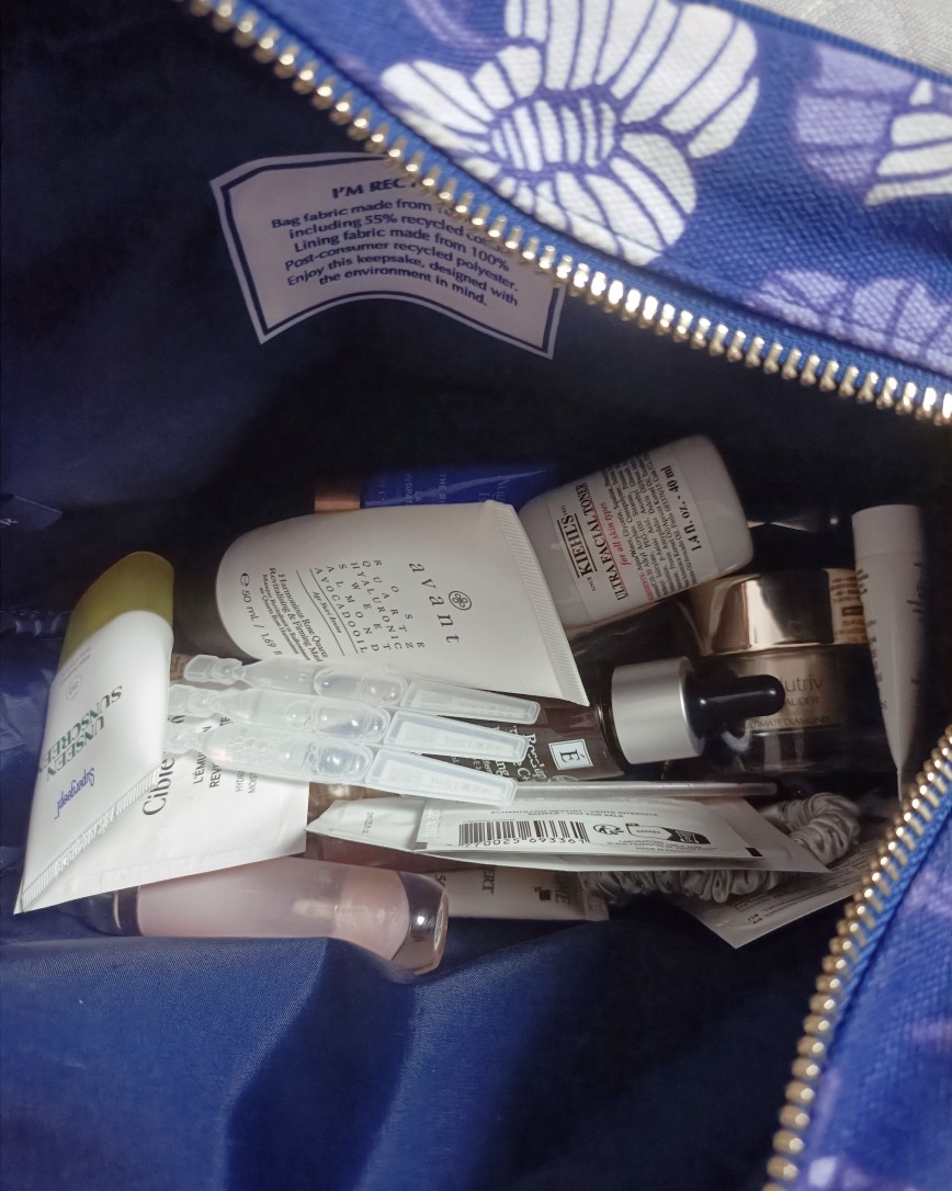 每次带女儿回老家都要带护肤品和化妆品，我会把平常海淘的一些中