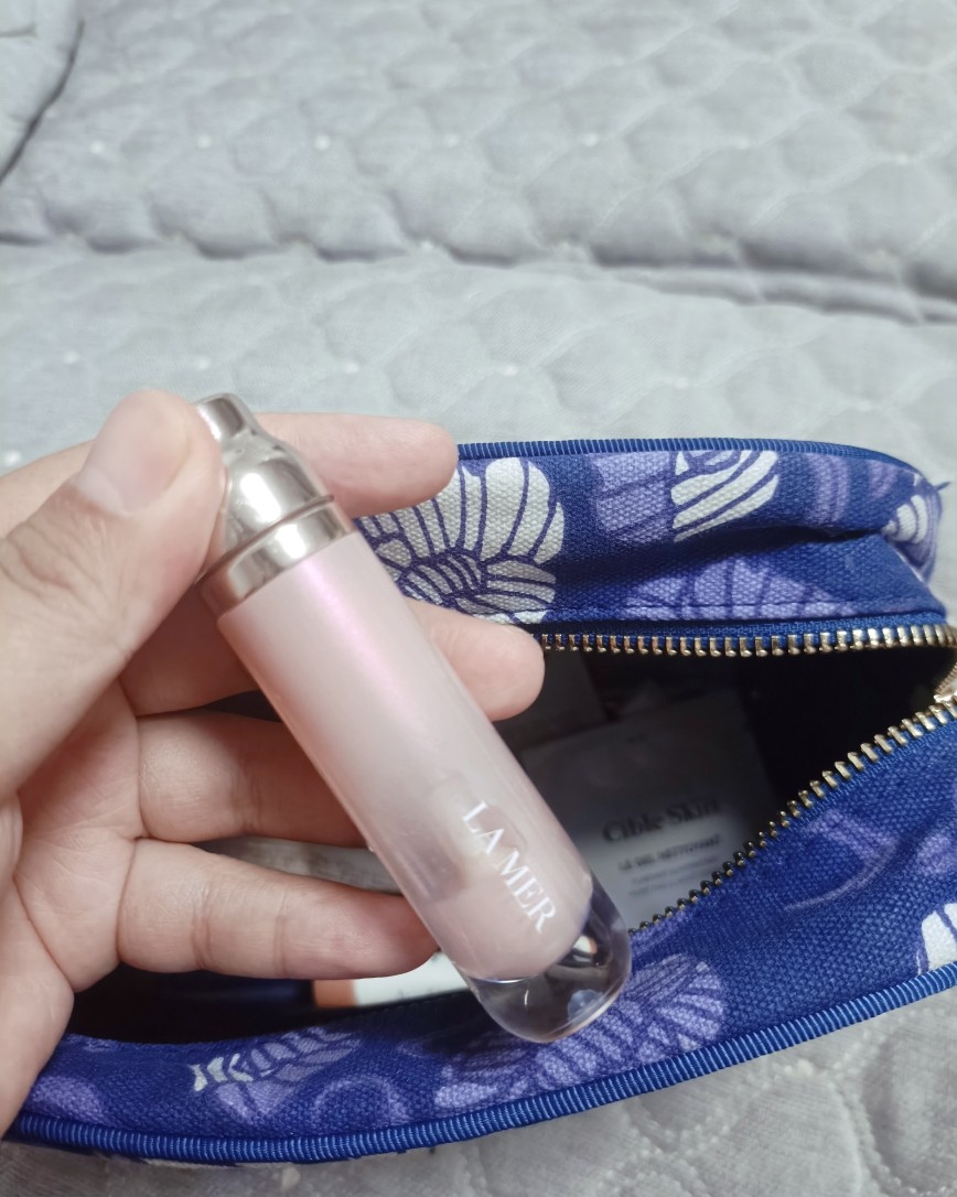 每次带女儿回老家都要带护肤品和化妆品，我会把平常海淘的一些中