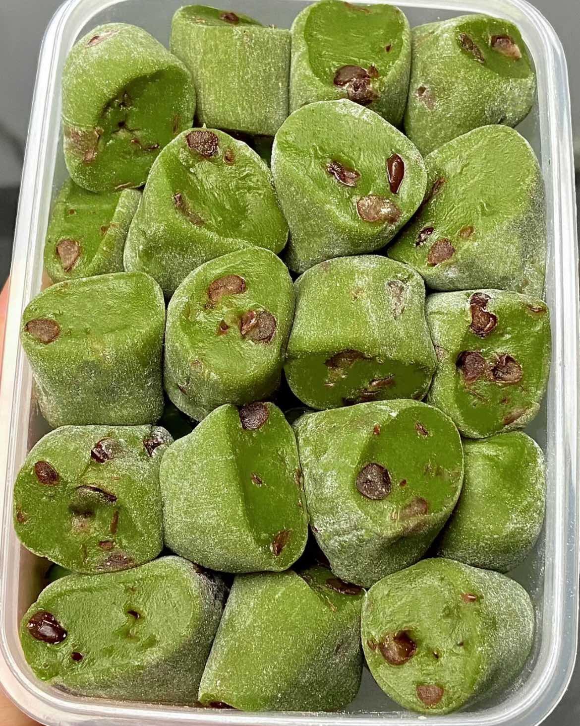 今天又做了糯叽叽的麻薯！换了个口味，做的是抹茶蜜红豆麻薯～�