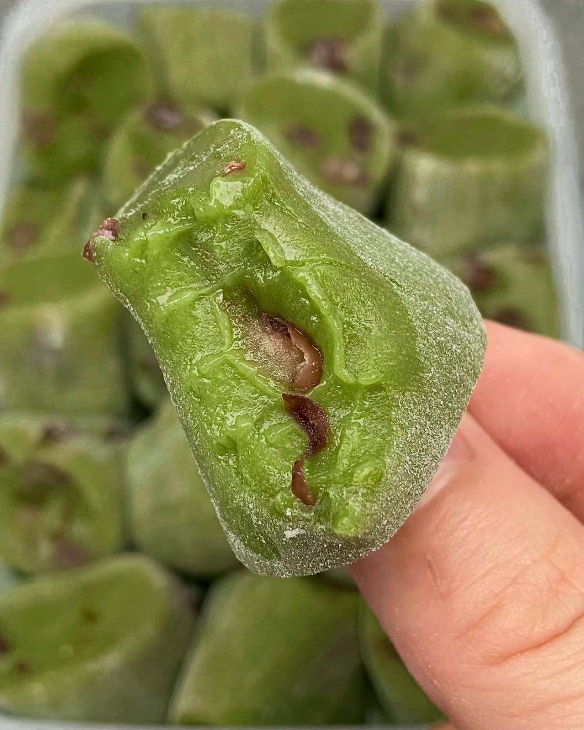 今天又做了糯叽叽的麻薯！换了个口味，做的是抹茶蜜红豆麻薯～�