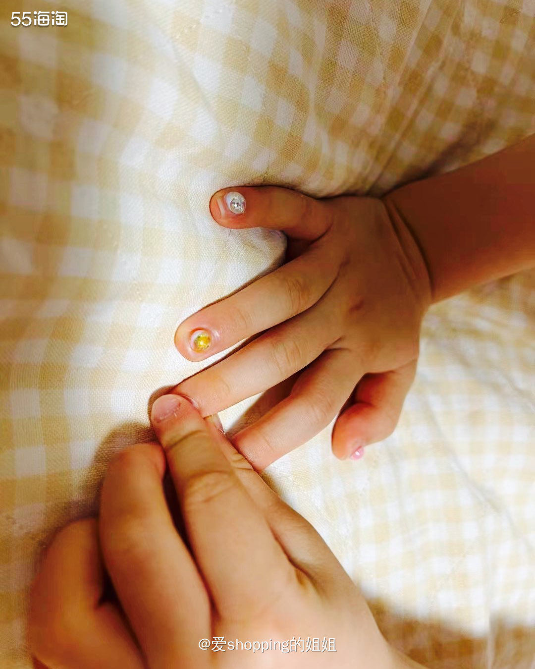 💅女儿很喜欢漂亮的指甲，今天带她去饰品店，要了指甲贴，幼儿