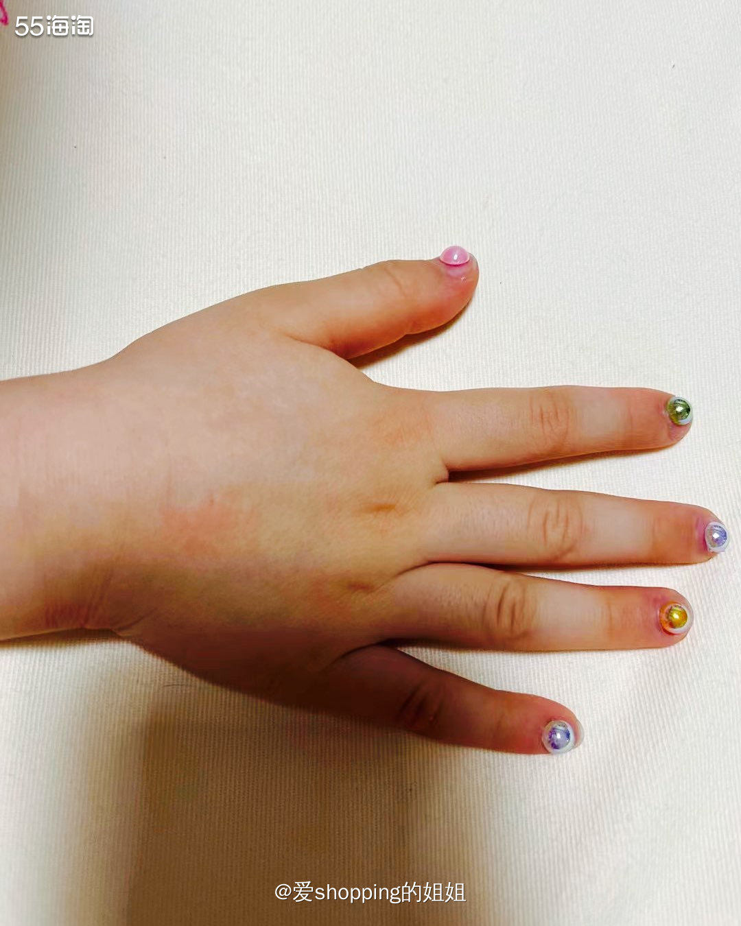 💅女儿很喜欢漂亮的指甲，今天带她去饰品店，要了指甲贴，幼儿