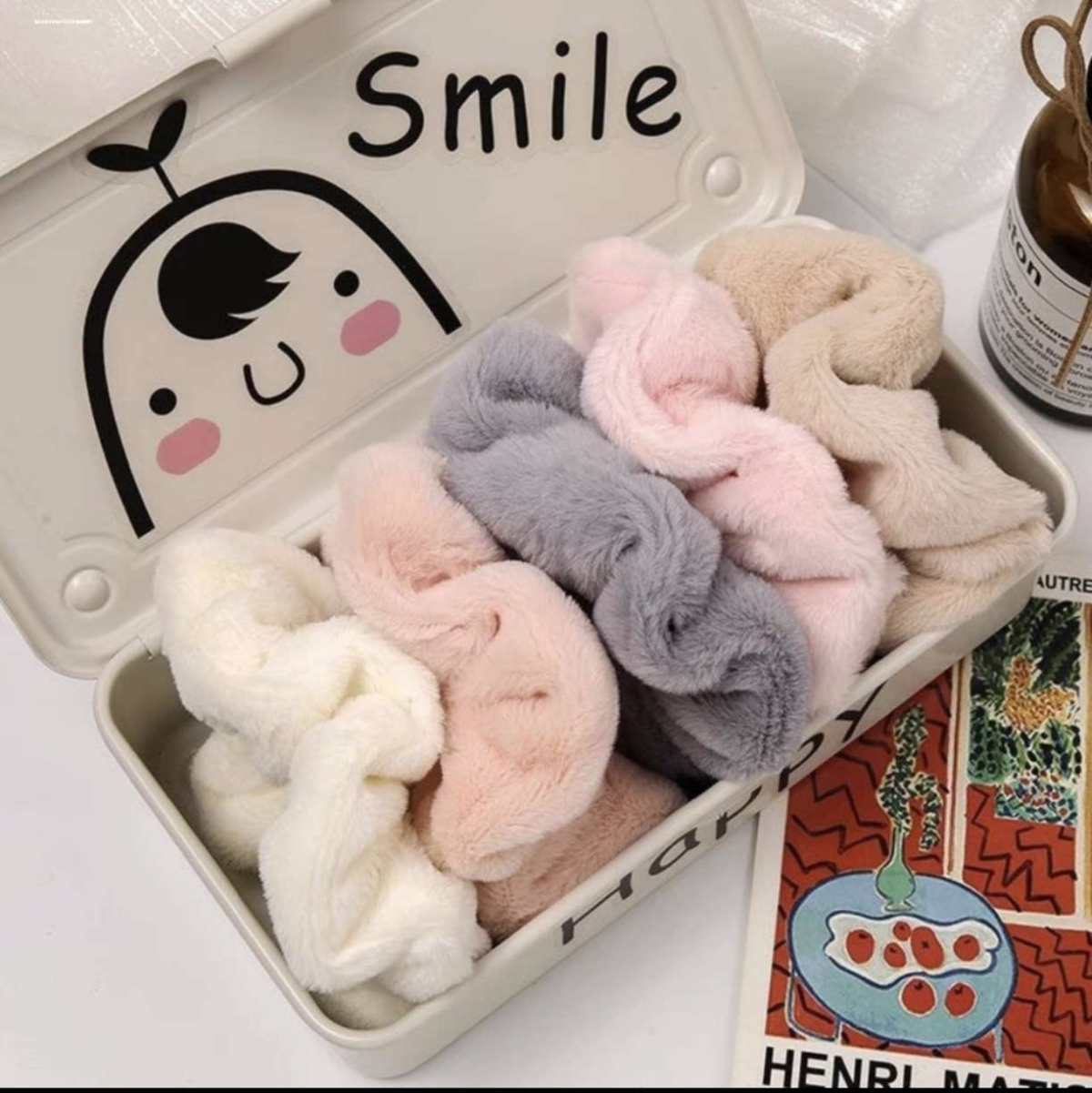 夏天的发饰一定少不了的就是多彩的发圈拉，炎炎夏日头皮披散下来
