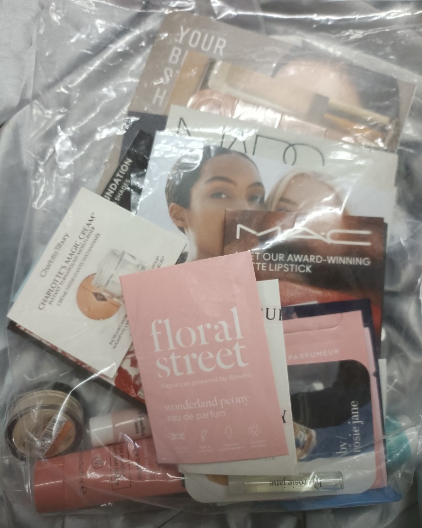 这是我一箱ND合箱的包裹到了，大部分都是小样或者礼包那种~ 