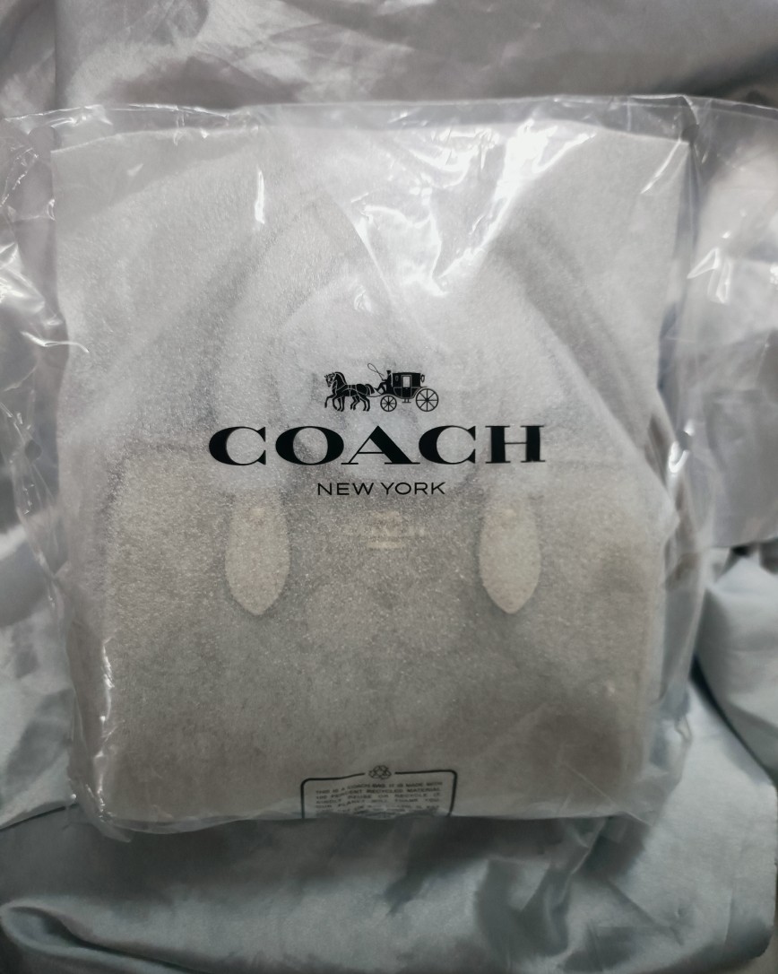 走转中的我的第二个包包到了，是coach的mini rowa