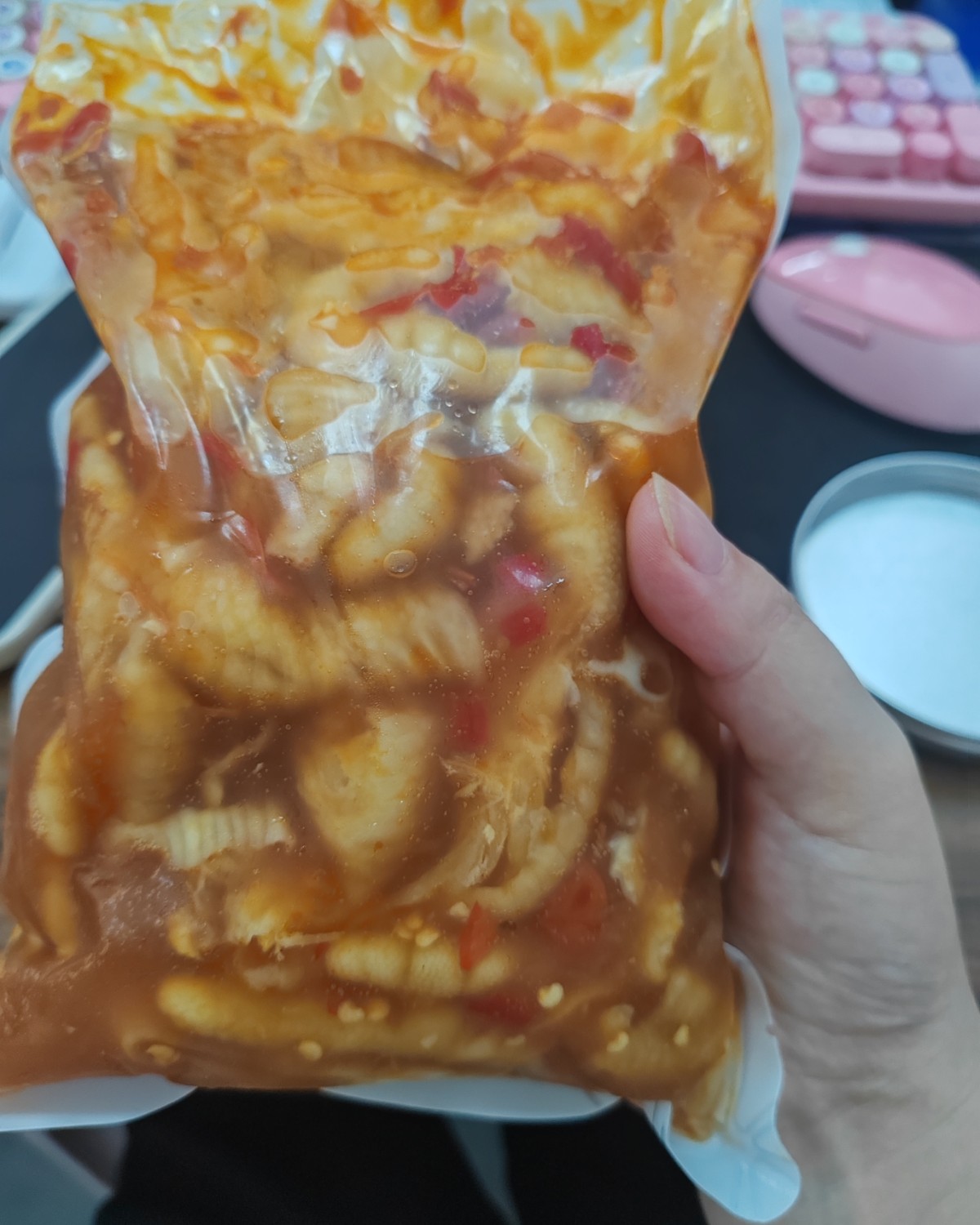 最近无聊逛了抖音直播，然后买了个脱骨侠的无骨凤爪！  昨天打