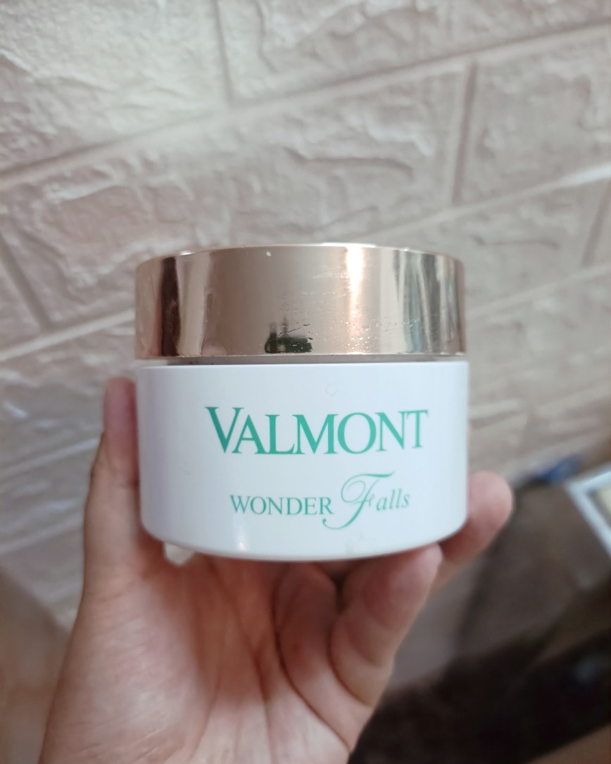 洁面的话其实晨间可以不用的，但是我晚上用的护肤品比较多，早上