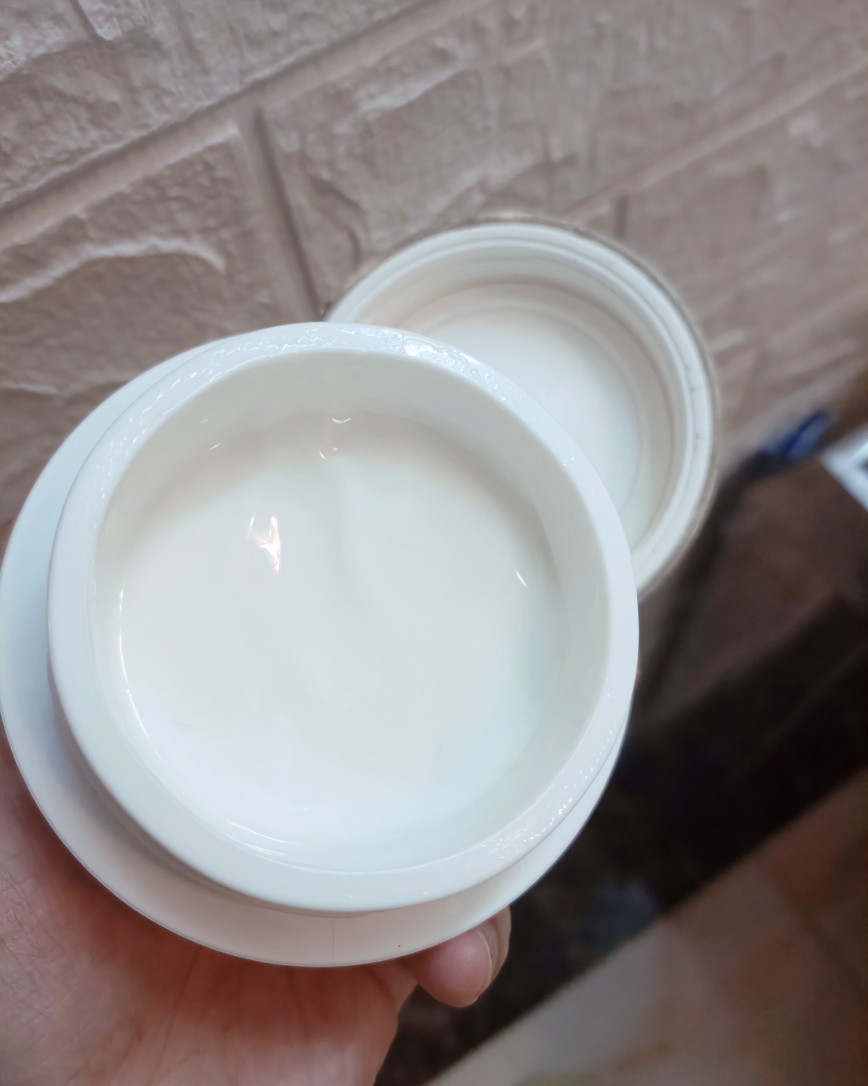 洁面的话其实晨间可以不用的，但是我晚上用的护肤品比较多，早上