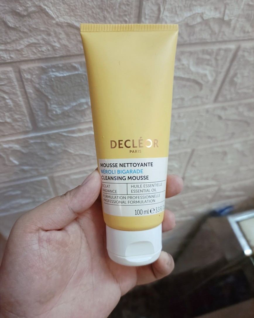 洁面的话其实晨间可以不用的，但是我晚上用的护肤品比较多，早上