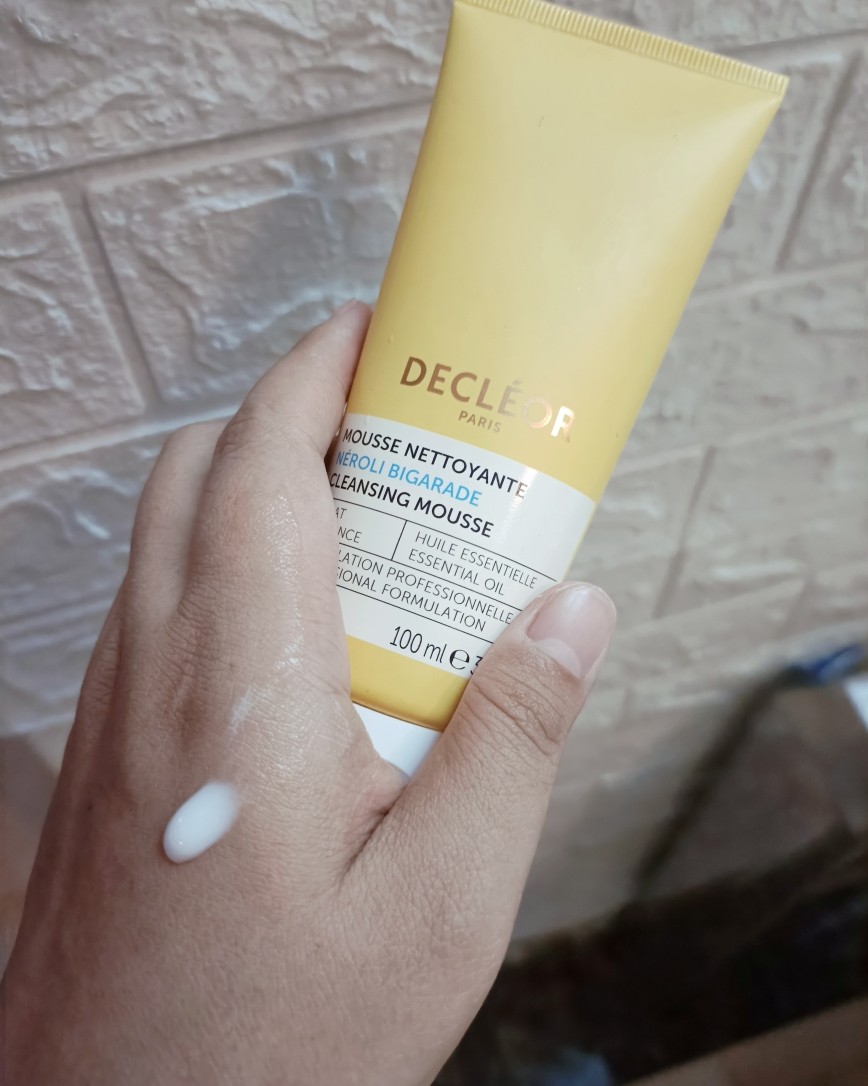 洁面的话其实晨间可以不用的，但是我晚上用的护肤品比较多，早上