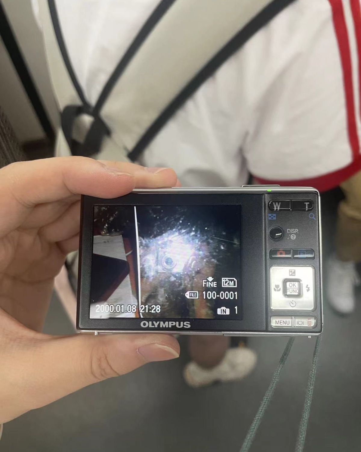 这次海淘到了一台奥林巴斯FE3010 成色好新！而且还带箱说