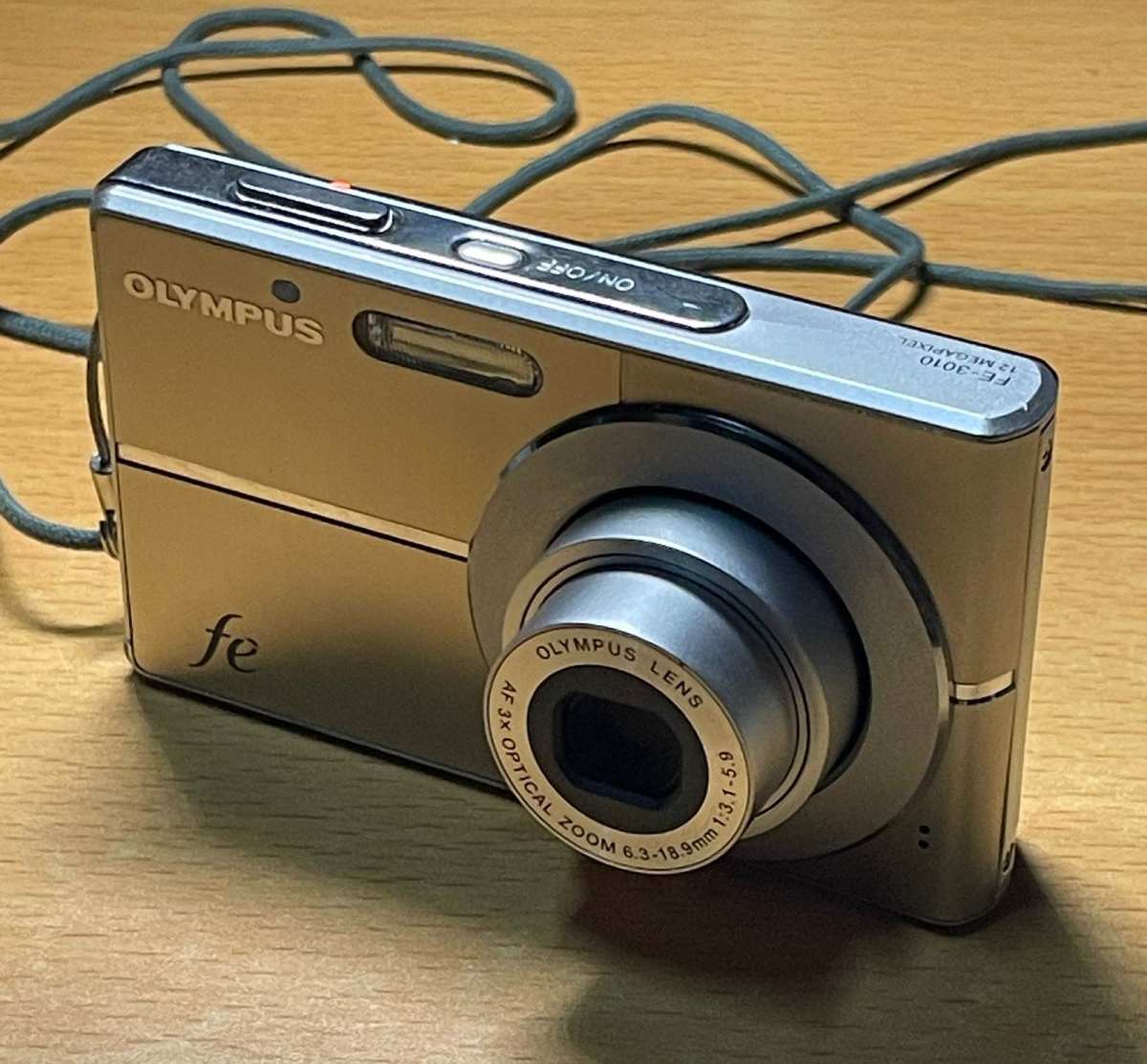这次海淘到了一台奥林巴斯FE3010 成色好新！而且还带箱说