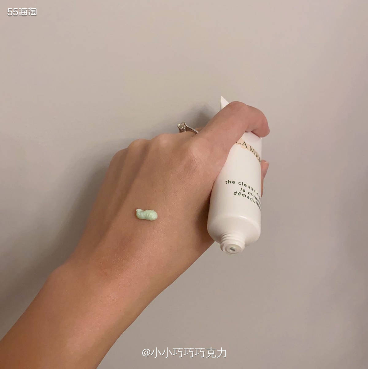 前段时间出去旅行的时候带了一个海蓝之谜的洗面奶小样，第一次用
