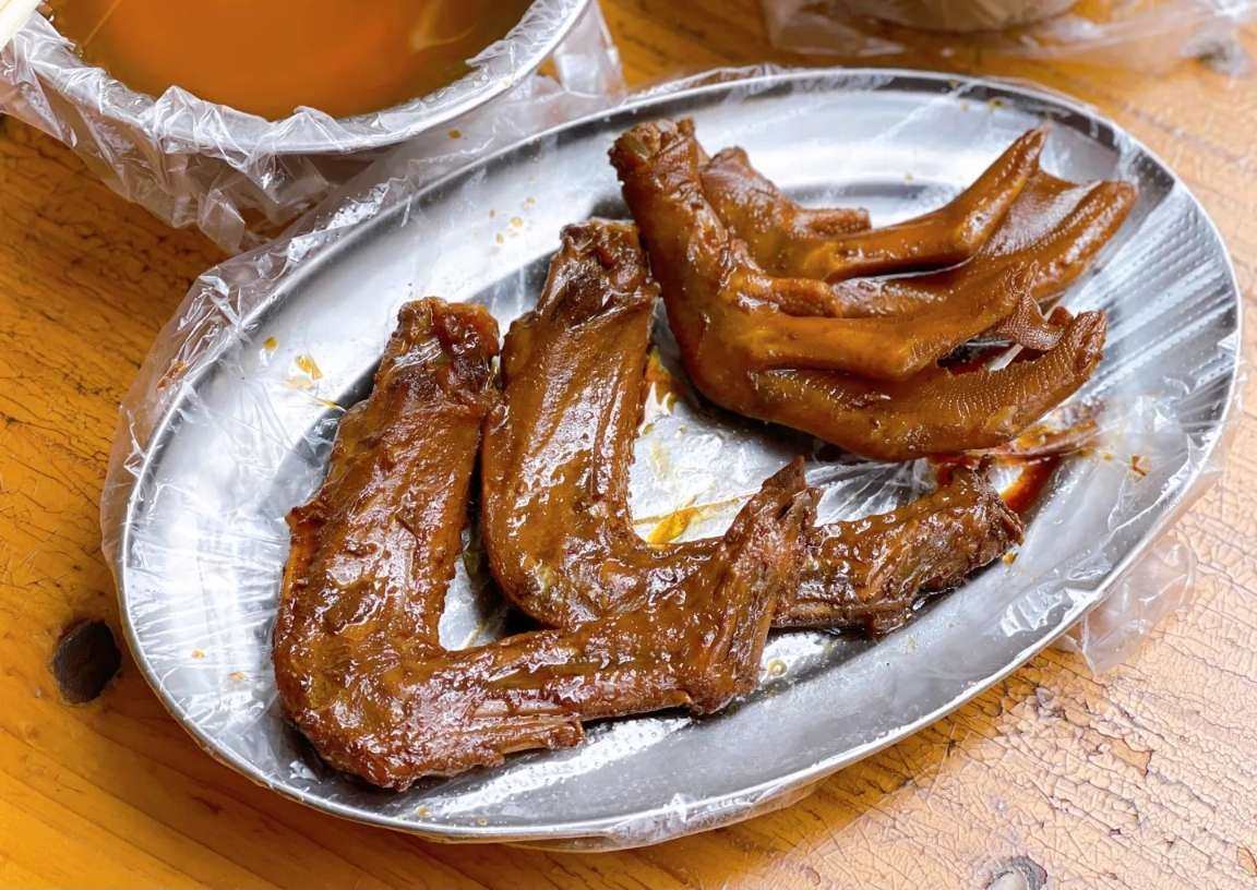 佛山三水隐藏在居民楼的小店 秋锡鸭脚店 这里的桌椅凳子全部都