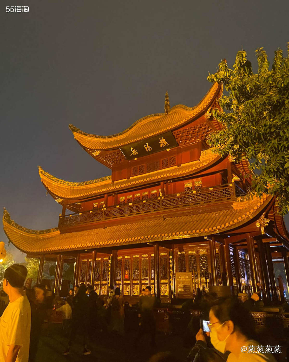 晚上在和闺蜜去了岳阳楼逛逛，既然到了岳阳肯定要逛逛岳阳楼啦。
