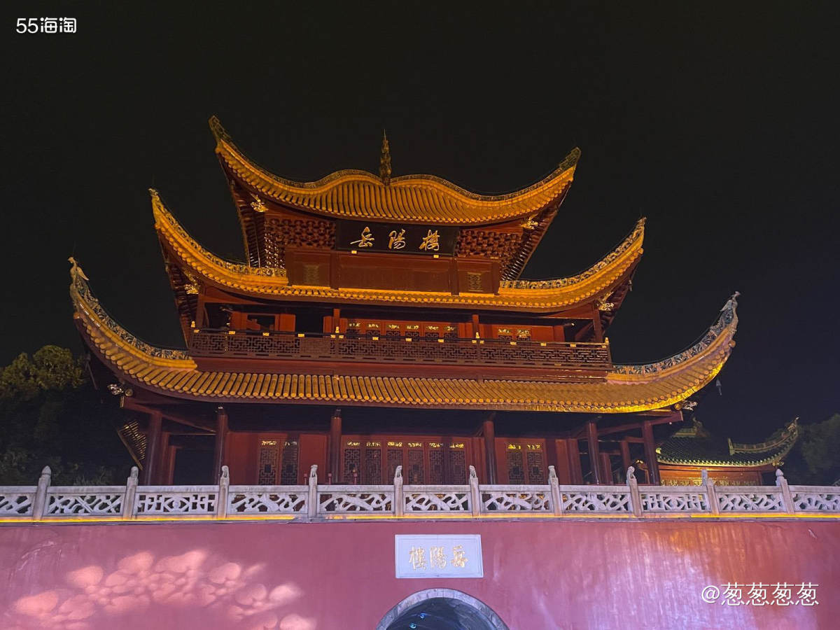 晚上在和闺蜜去了岳阳楼逛逛，既然到了岳阳肯定要逛逛岳阳楼啦。