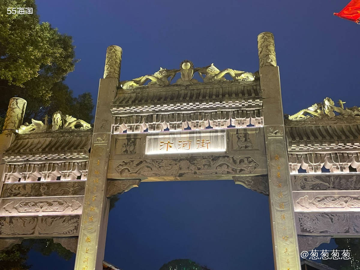 来岳阳肯定要逛逛汴河街啦，位置就在岳阳楼附近，逛完岳阳楼出来