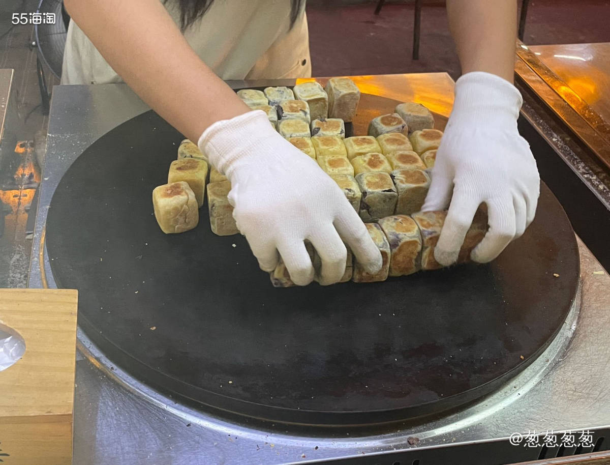 来岳阳肯定要逛逛汴河街啦，位置就在岳阳楼附近，逛完岳阳楼出来