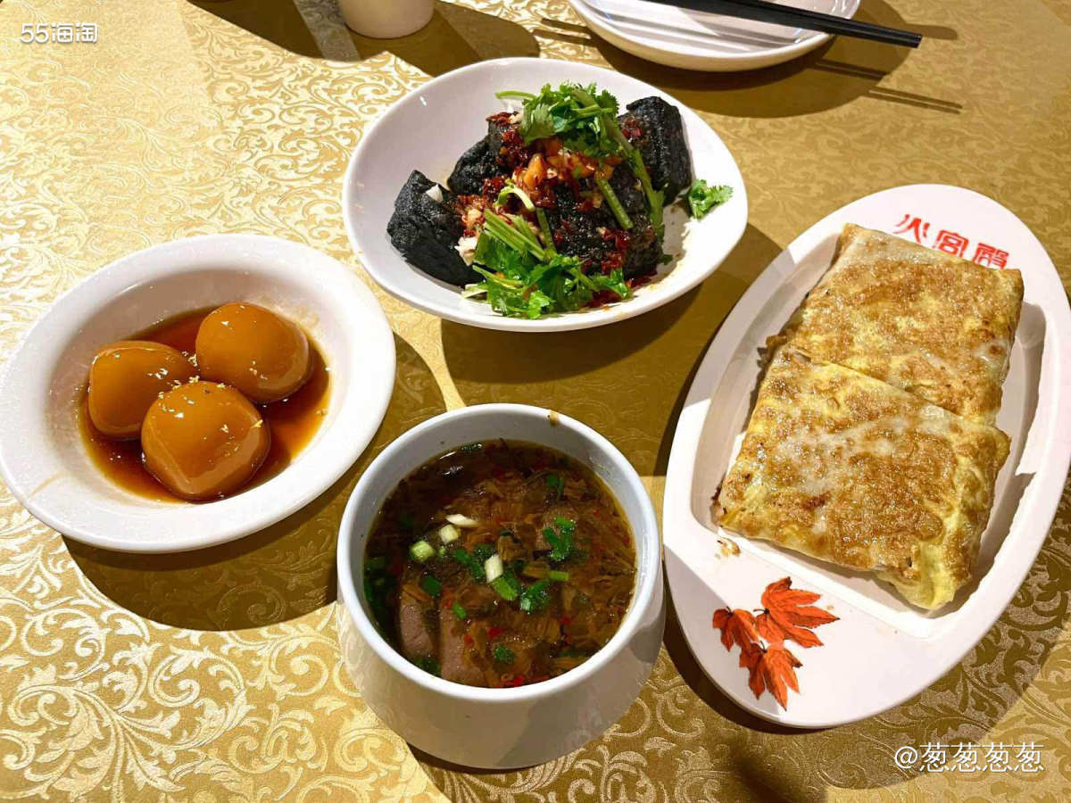 上大学时来长沙玩根本没做过攻略，那时也没有茶颜悦色，吃臭豆腐