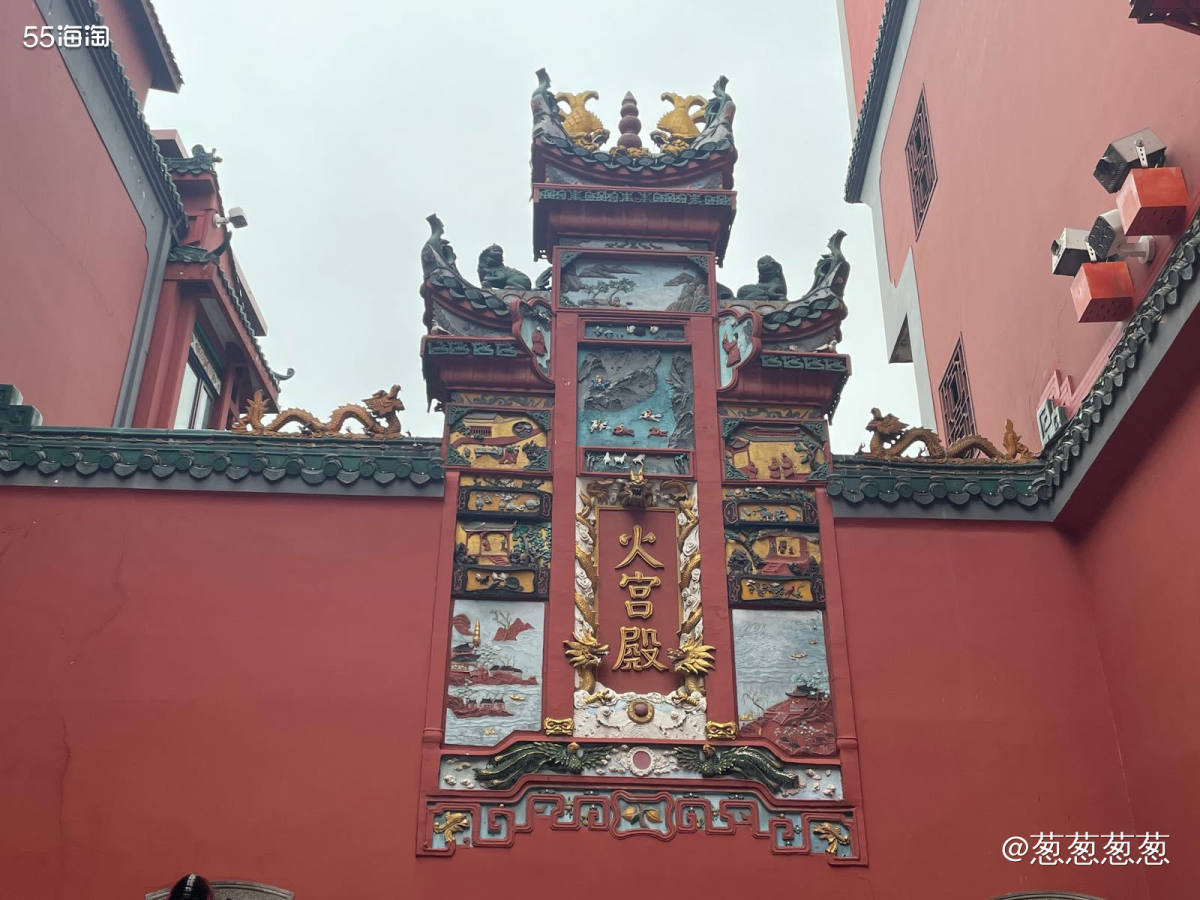 上大学时来长沙玩根本没做过攻略，那时也没有茶颜悦色，吃臭豆腐