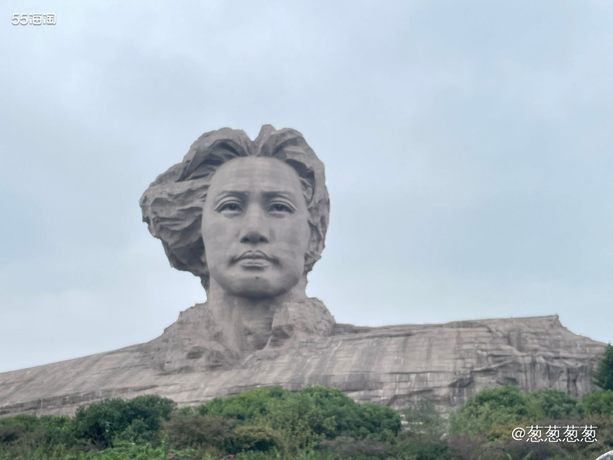 国庆期间当然要去一趟橘子洲头瞻仰下主席象啦。 ⭐️⭐️⭐️ 