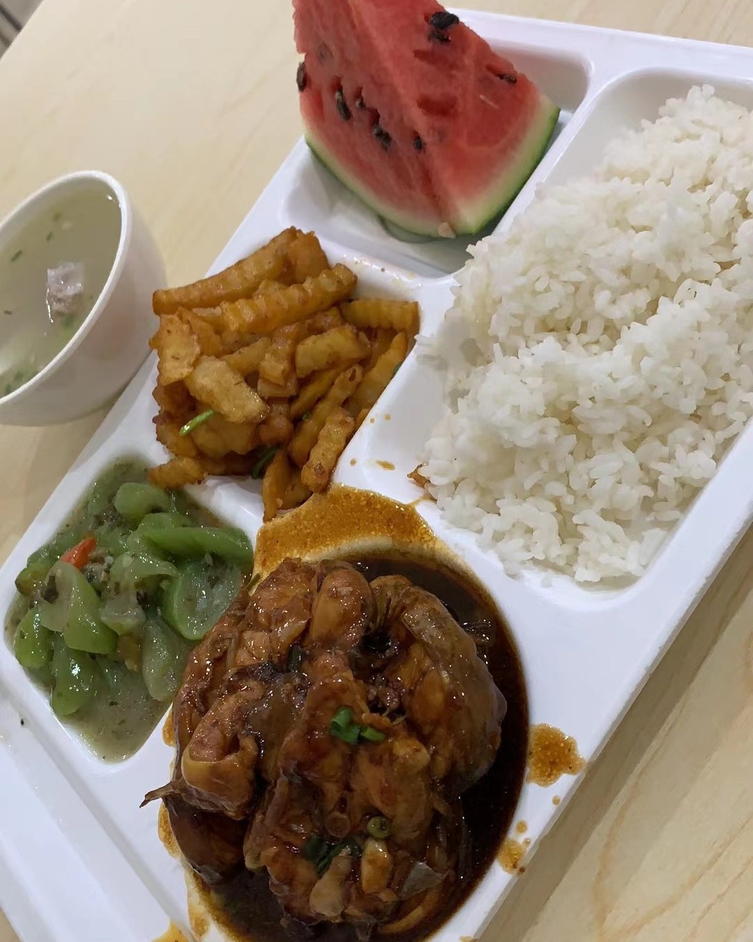 这是第二次在哥哥公司的食堂蹭饭了，之前那次蹭的大闸蟹，这次去
