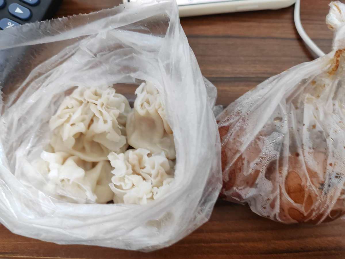 今日份的早餐是公公婆婆的爱心早餐，茶叶蛋以及笋干鲜肉烧麦！满