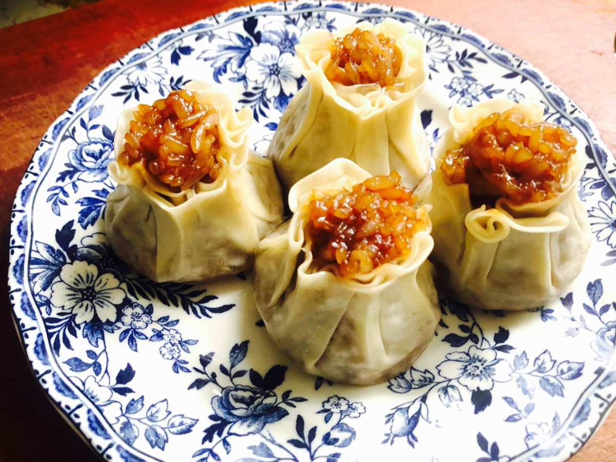 昨天刚收到李老头直播间买的冶春松子烧卖，早上当然要安排起来！