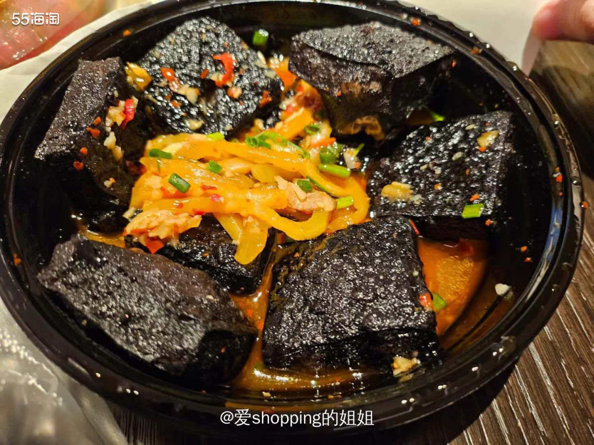朋友去了长沙，转成去吃美食的，今天投食来经典小吃：长沙臭豆腐
