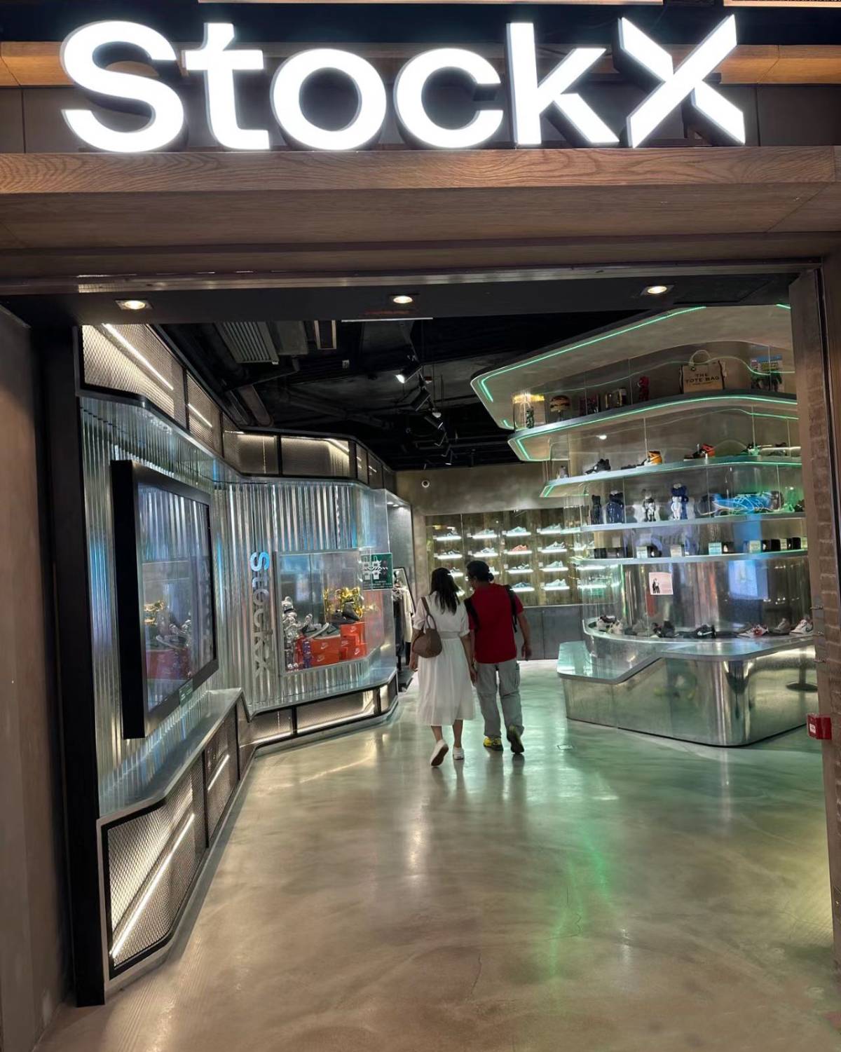 🌤️🛫给大家推荐一个集球鞋，潮牌，服饰，电子产品，收藏品