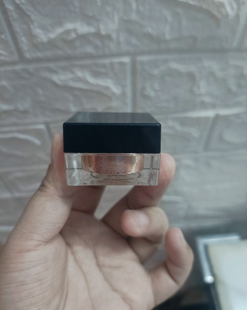 千篇一律的妆容比较tired，可以玩一下这种赛博妆容了，灵感