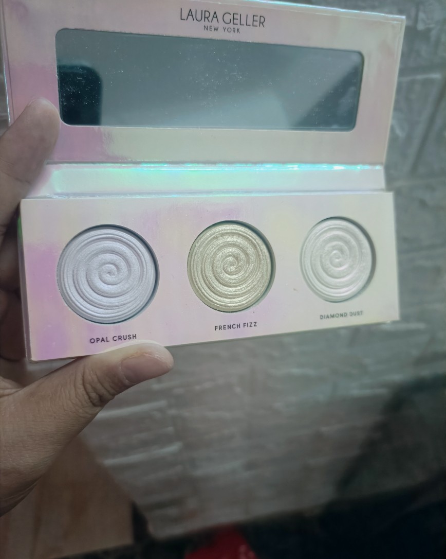 千篇一律的妆容比较tired，可以玩一下这种赛博妆容了，灵感